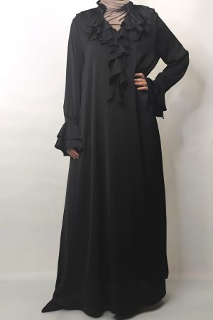 robe noire satinée à volants autour du col, vue de face