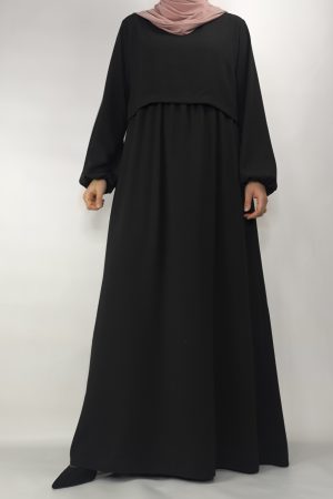 Robe noire élégante femme vue de face