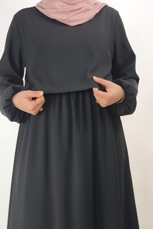 Robe noire élégante femme vue de face
