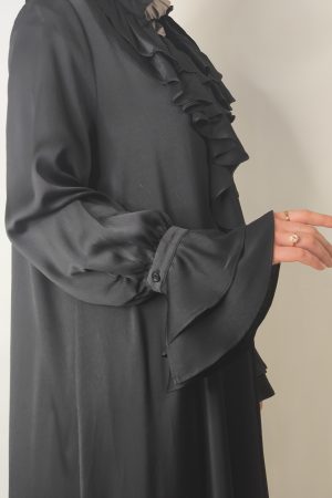 Manches volantées élégantes robe noire satinée femme