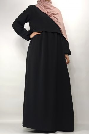 Robe noire texturée élégante femme vue de face