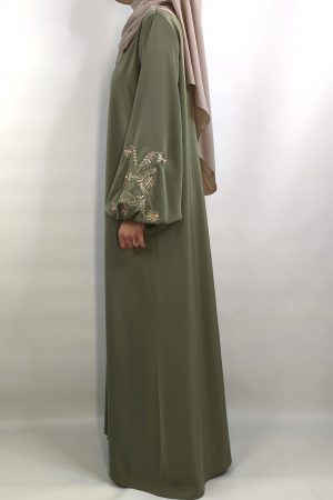 Abaya verte olive brodée au fil doré vue de profil