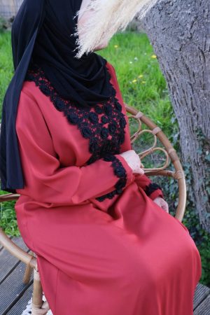 Robe longue rouge avec guipure noire sur la poitrine, coupe élégante et fluide pour soirée