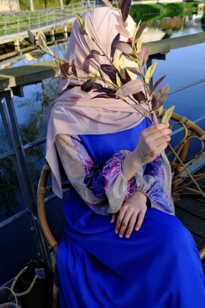 Robe longue bleu électrique fluide avec manches bouffantes portée en position assise