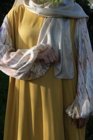 Robe longue jaune fluide à manches bouffantes vue debout, zoom sur le buste et le tombé du haut