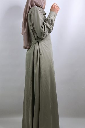 Robe active wear longue verte en coton vue de profil avec col chemise et boutons réglables pour un style cintré – Collection Active Wear