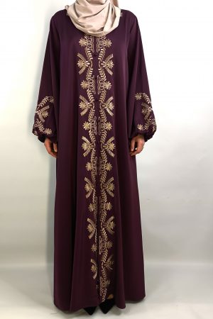 Abaya bordeaux brodée au fil doré vue de face – Collection Ramadan