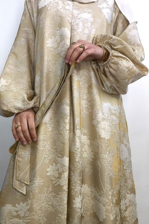 Robe abaya longue dorée en jacquard à manches bouffantes – Collection Ramadan et soirées