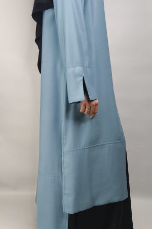 Chemise longue bleu poudré fluide, vue de profil