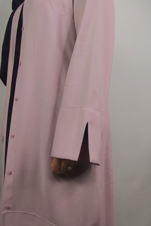 Chemise longue rose poudré fluide, vue de profil