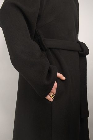 Manteau en laine vert foncé mi-long femme coupe droite avec ceinture, vue de profil