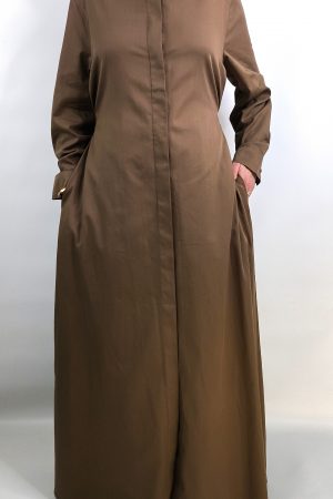 Robe active wear longue marron en coton avec col chemise et boutons réglables pour un style cintré – Collection Active Wear