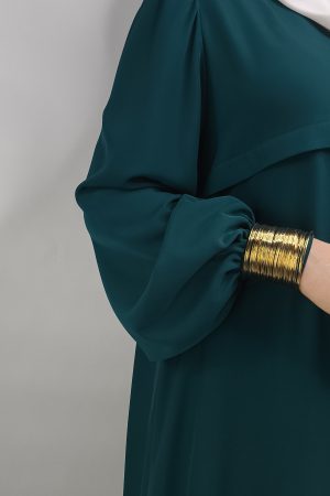 Détail manches bouffantes robe longue vert émeraude en viscose soyeuse