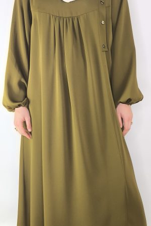Robe verte olive fluide en crêpe avec fronces sous poitrine, vue de face