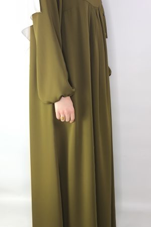 Robe verte olive fluide en crêpe, vue de profil