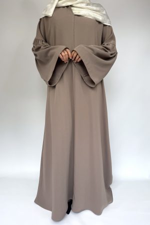 abaya longue taupe fluide coupe ample manches larges